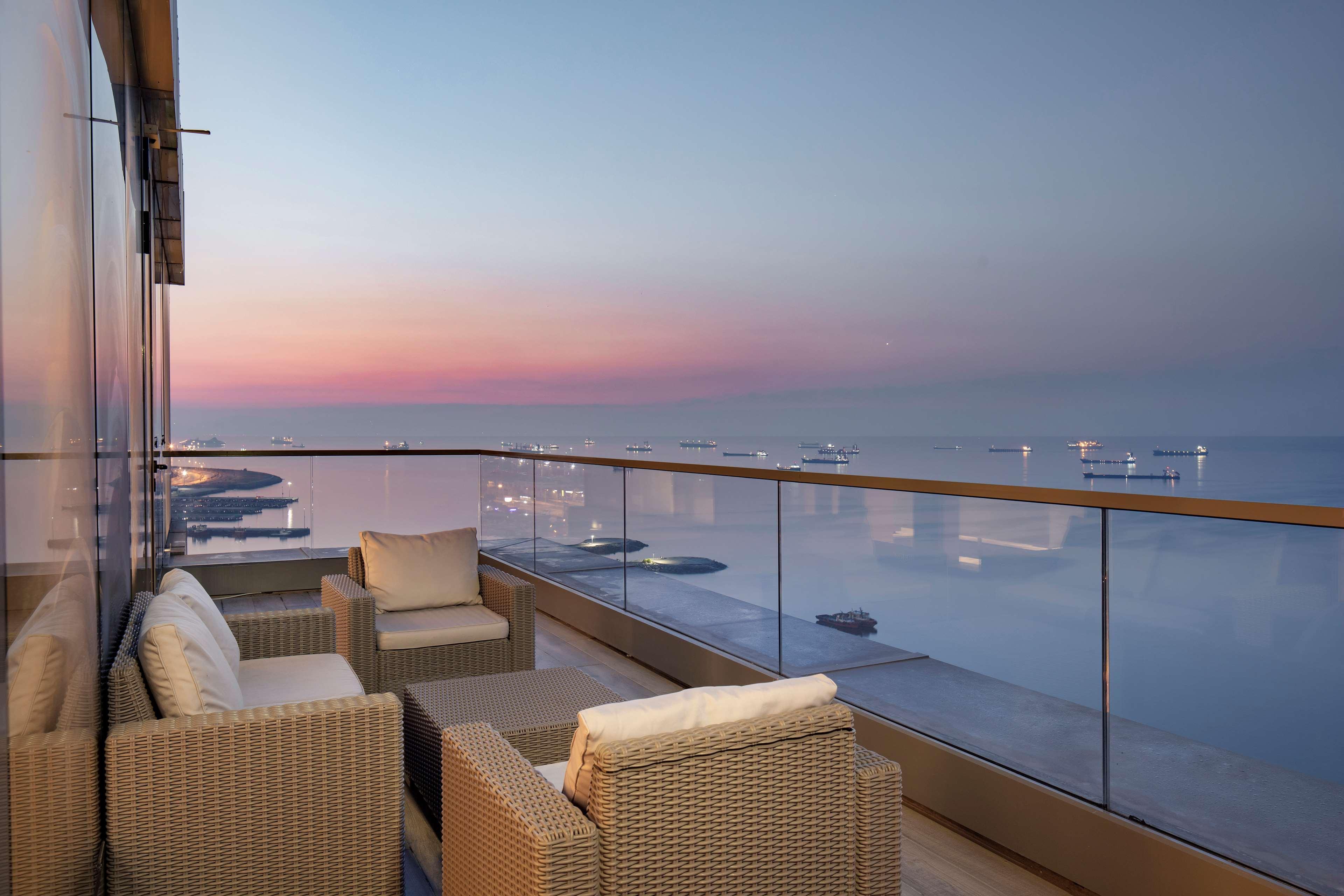 힐튼 이스탄불 바키르코이 호텔 외부 사진 View from the balcony of a suite at the Four Seasons Hotel, Sharm El Sheikh