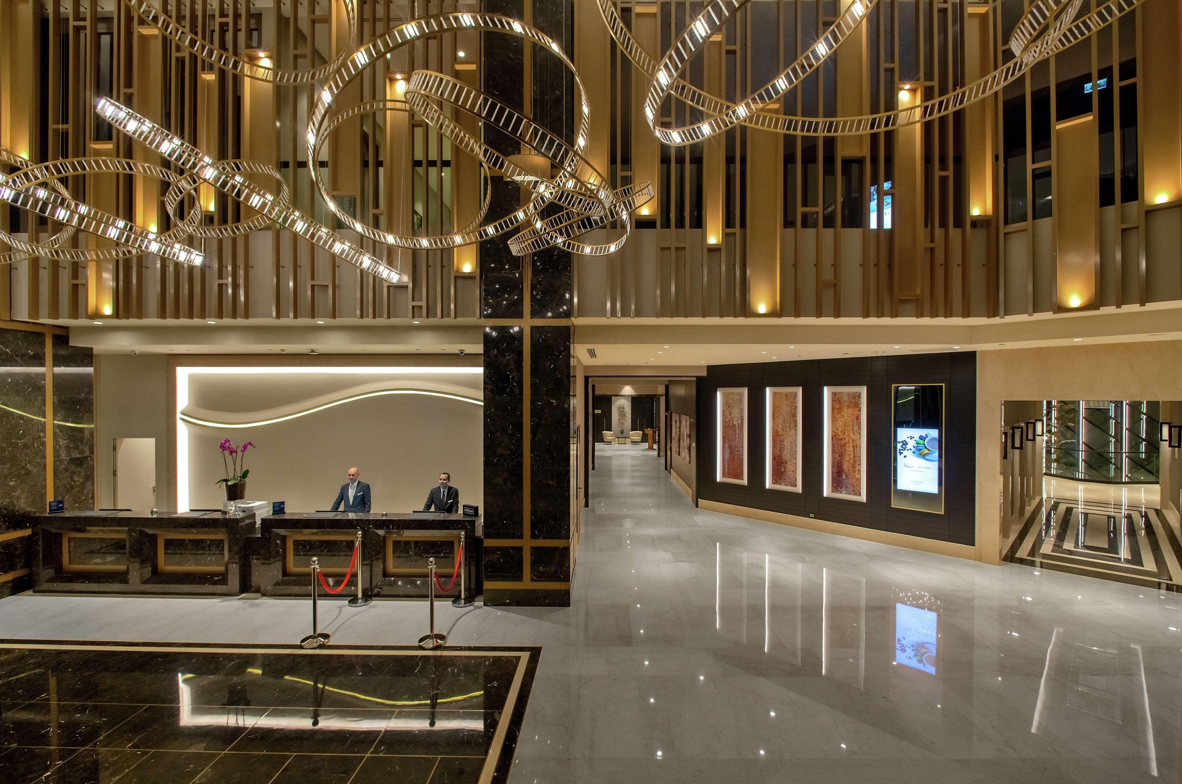 힐튼 이스탄불 바키르코이 호텔 외부 사진 The lobby of the hotel