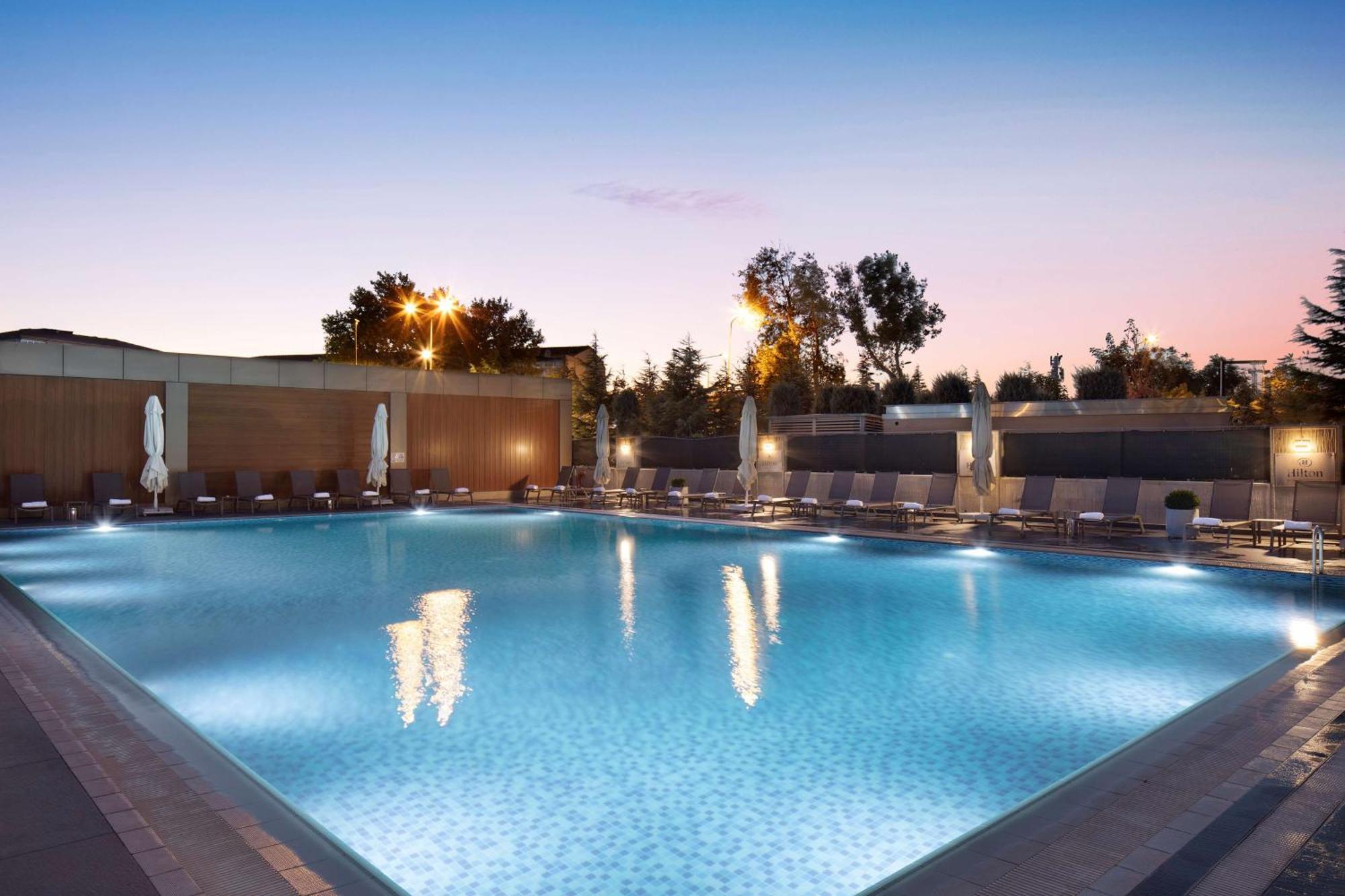 힐튼 이스탄불 바키르코이 호텔 외부 사진 The pool at the hotel