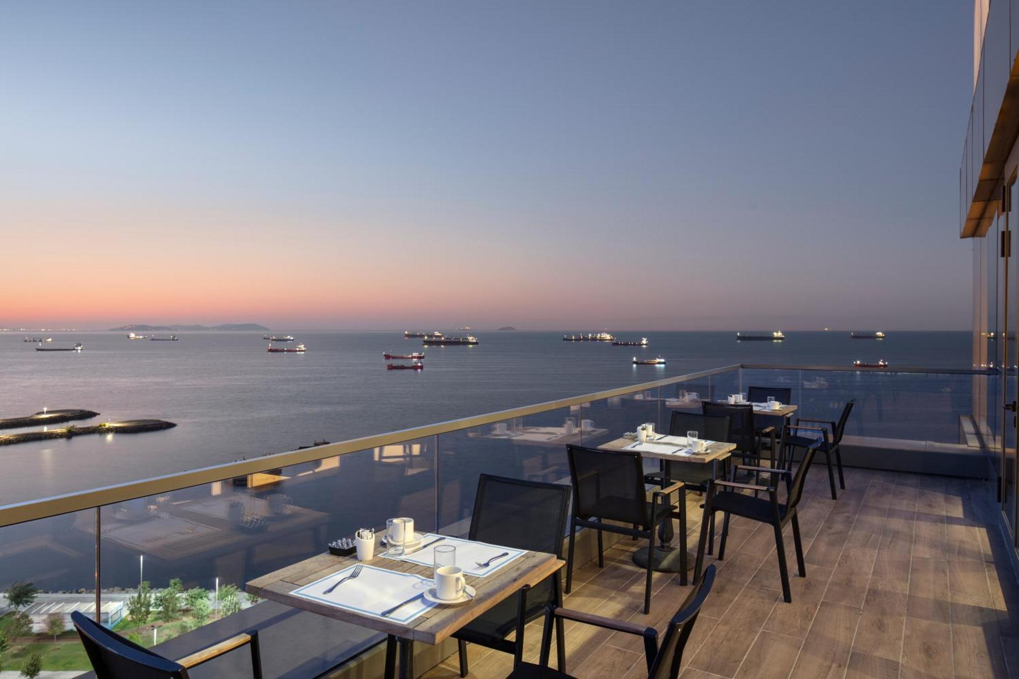 힐튼 이스탄불 바키르코이 호텔 외부 사진 View from the restaurant